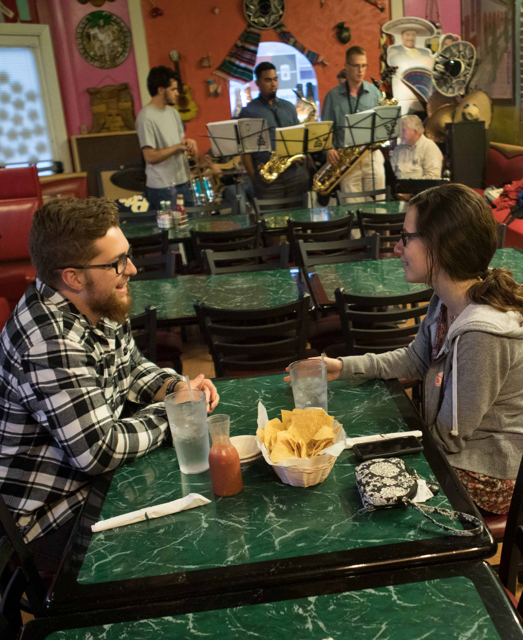 «Ӱҵ seniors Austin Douglas and Tyler Overy listen to a performance. Weekly jam sessions at El Campo Mexican Restaurant & Cantina in Ada are led by Gene Parker, adjunct professor of jazz at «Ӱҵ.